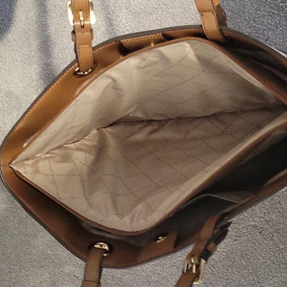 Jet set travel bag never been used - Picture 2 of 3